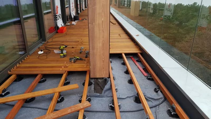 Ile legarów na m2? Sprawdź, jak zapewnić stabilność tarasu