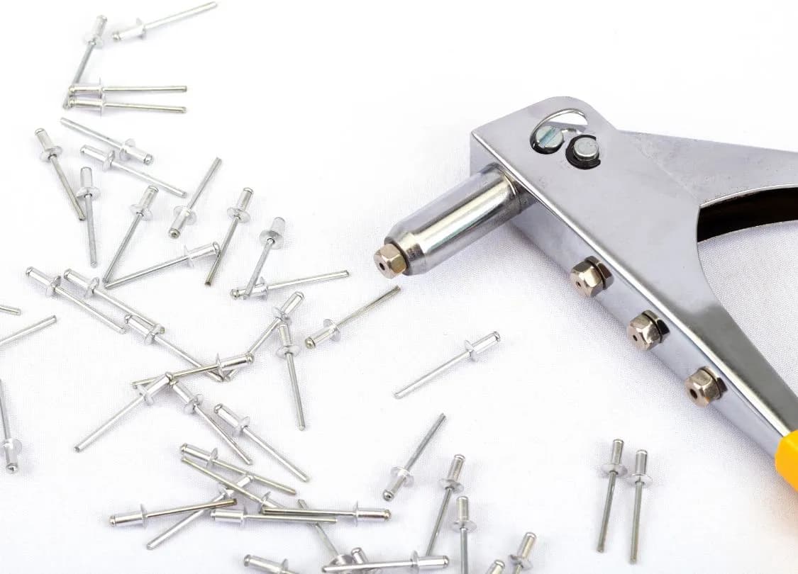 Jaka nitownica do nitonakrętek - wybierz najlepszy model dla siebie