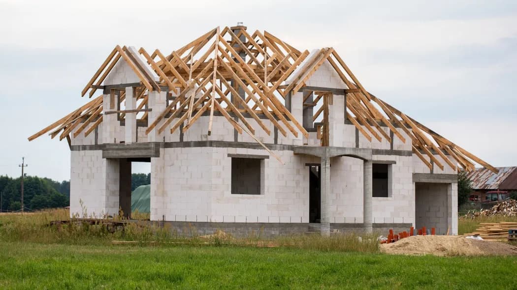 Ile kosztuje budowa domu 50m2? Zaskakujące wydatki, które musisz znać