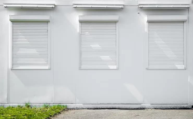 Jak zamontować rolety zewnętrzne na styropian bez błędów i strat ciepła