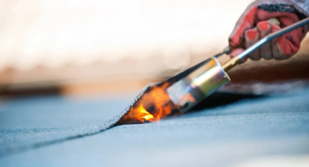 Ile kosztuje położenie papy na dachu? Sprawdź, co wpływa na cenę