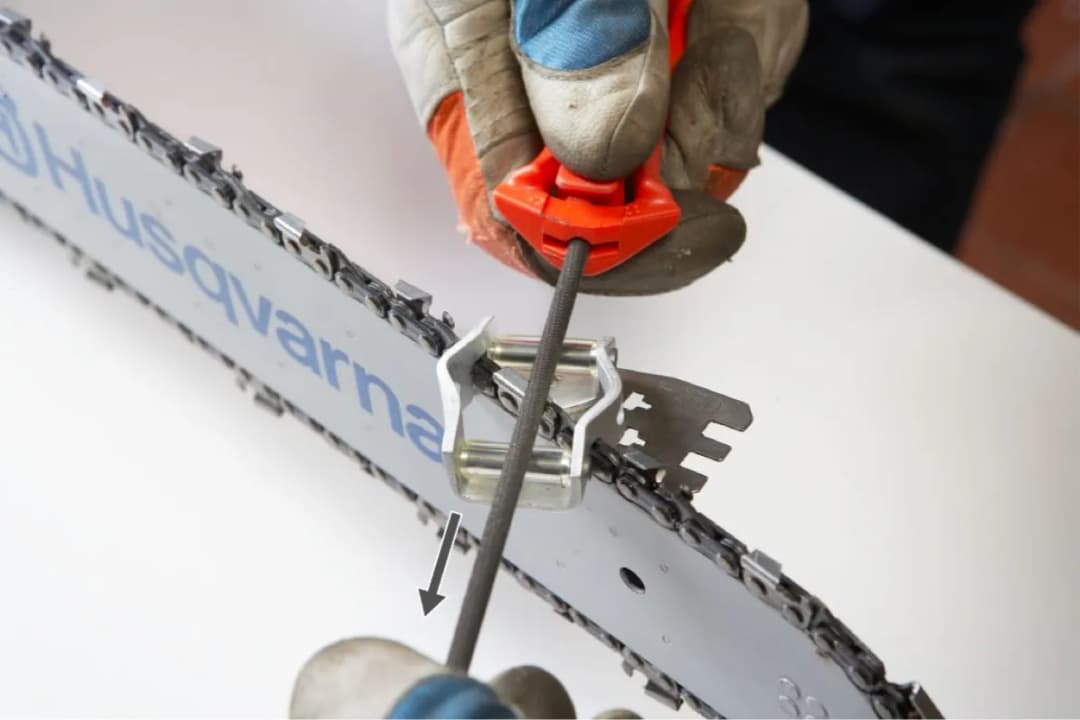 Jak prawidłowo ostrzyć łańcuch pilarki Husqvarna – optymalny kąt i porady