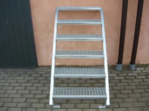 Schody do piwnicy z czego - najlepsze materiały i ich wady