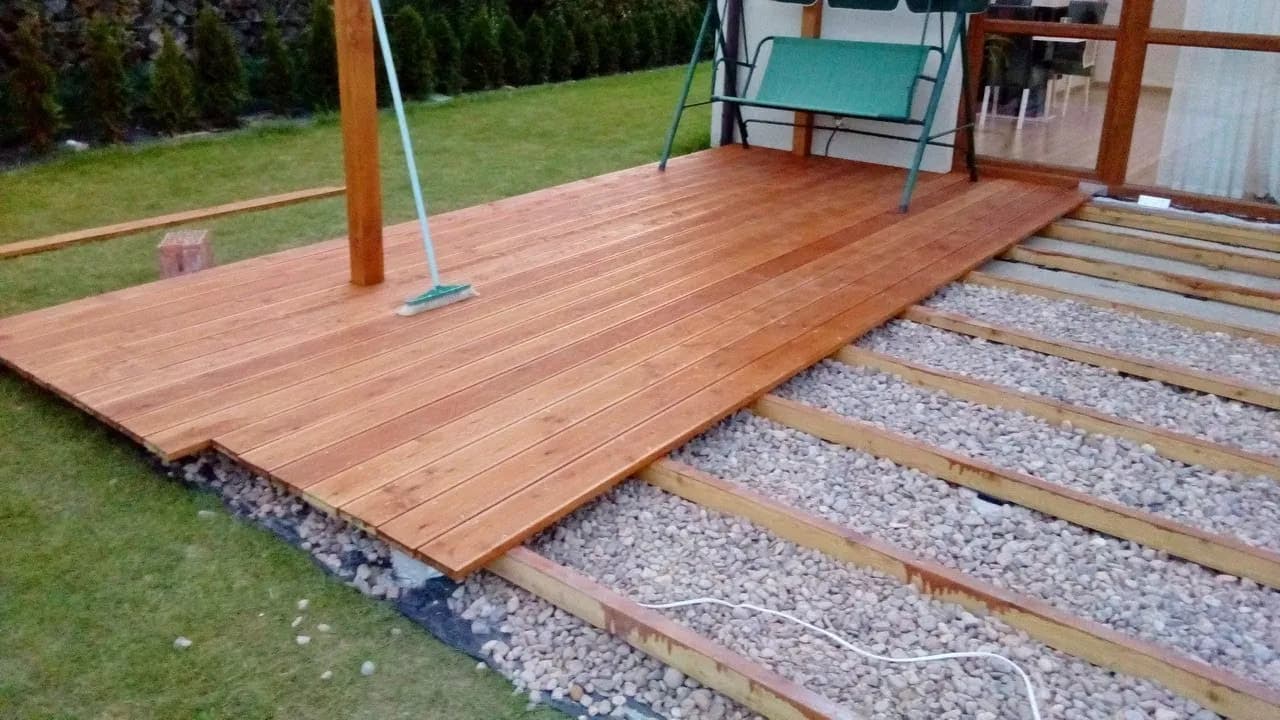Jak wybrać idealny fundament pod altankę drewnianą? Porównanie typów i praktyczne porady