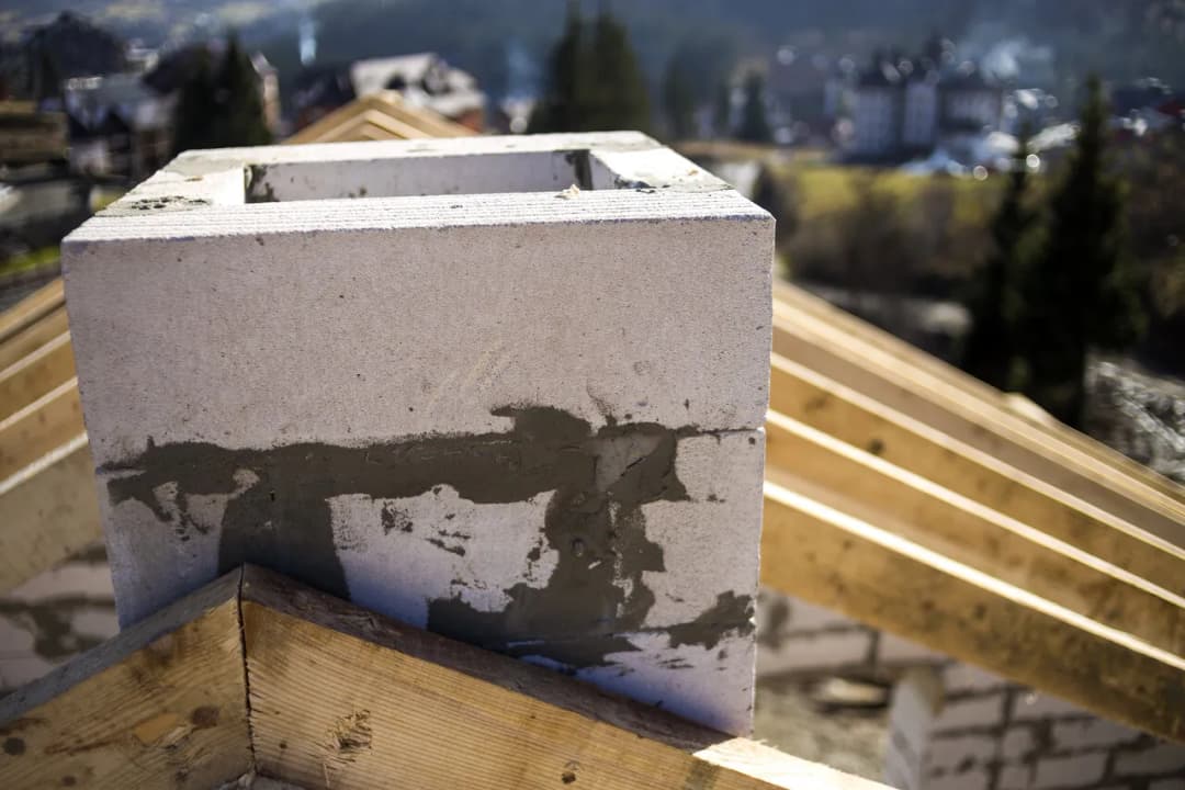 Jaką zaprawę do murowania komina wybrać, by uniknąć problemów?