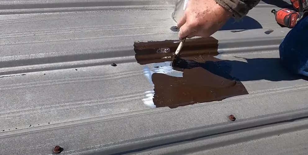 Jak załatać dziurę w dachu z blachy i uniknąć kosztownych napraw