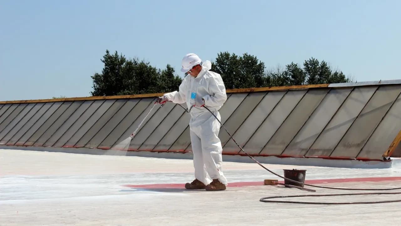 Najlepsze materiały na płaski dach - uniknij kosztownych błędów