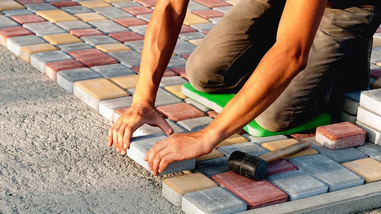 Jak prawidłowo ułożyć kostkę brukową na starym betonie bez błędów i uszkodzeń
