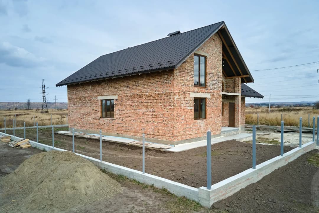 Ile naprawdę kosztuje budowa domu w stanie surowym? Sprawdź, jak uniknąć nadmiernych wydatków