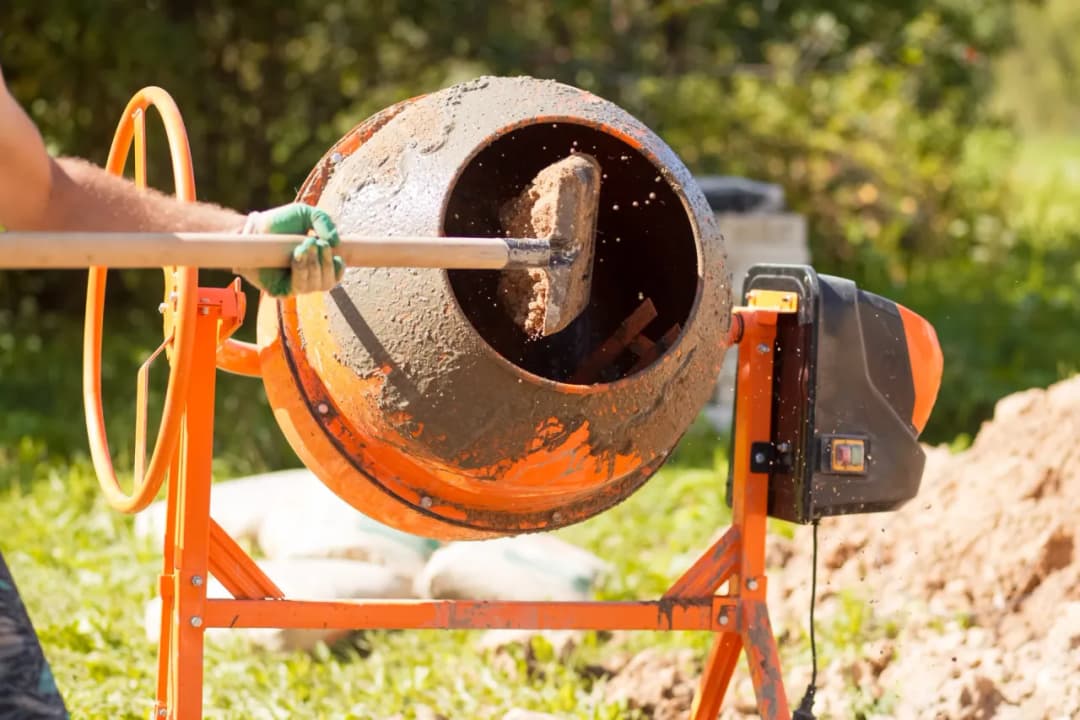 Ile łopat piasku na worek cementu? Sprawdź idealne proporcje