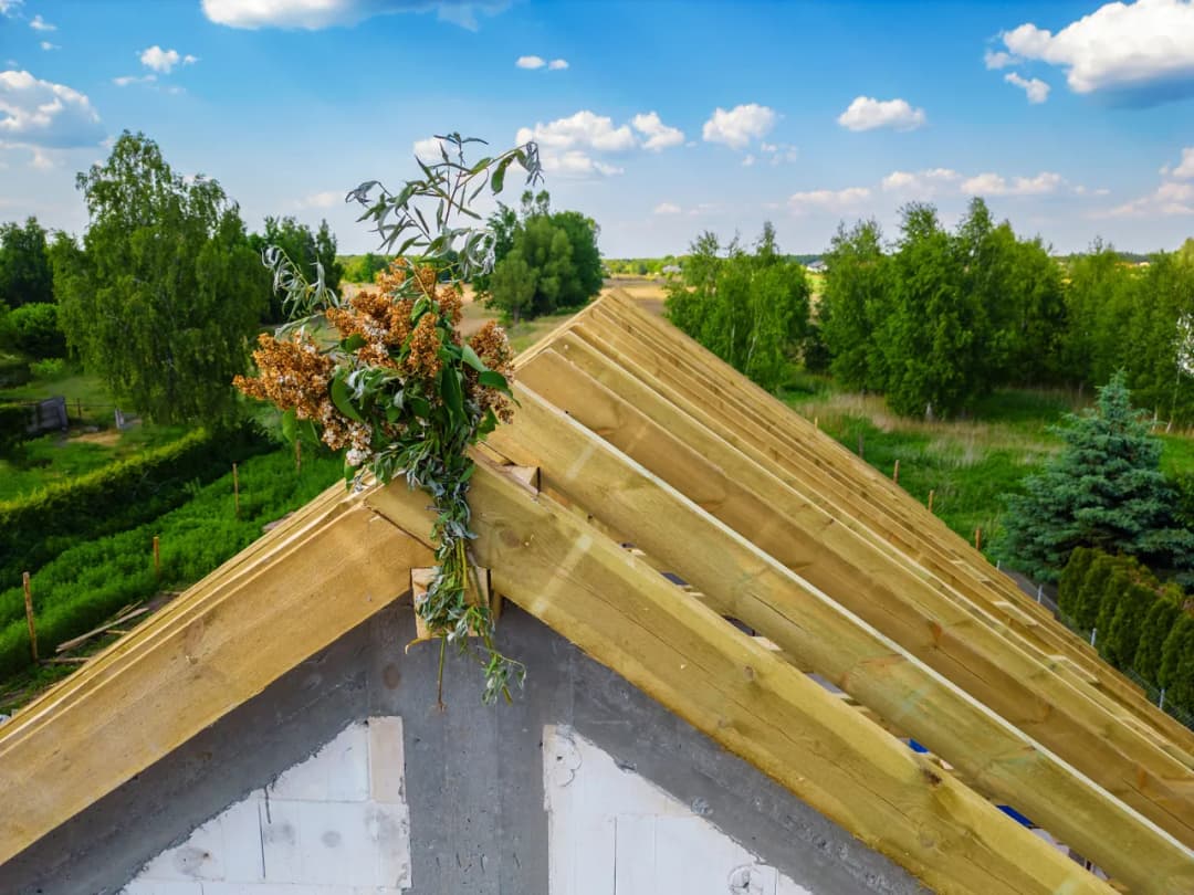 Kto naprawdę wiesza wiechę na dach? Rola cieśli i budowlańców