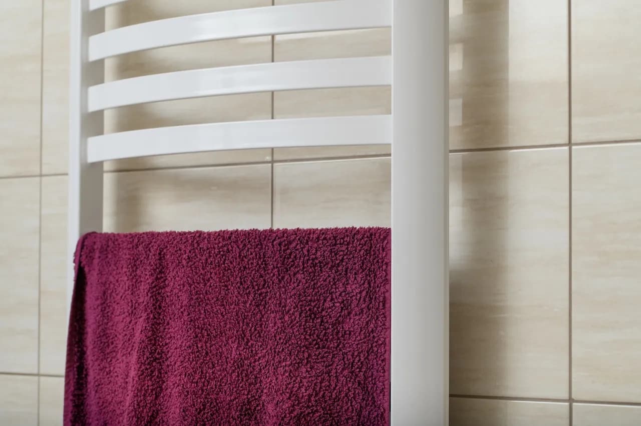 Jak wybrać idealny grzejnik łazienkowy? Poradnik krok po kroku