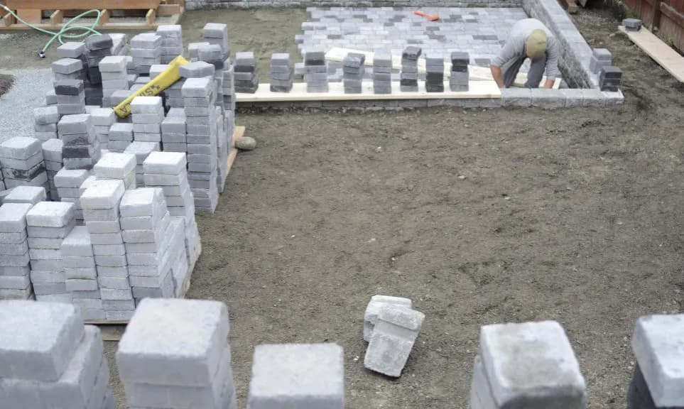 Ile kosztuje układanie kostki z podbudową? Ceny, które zaskakują