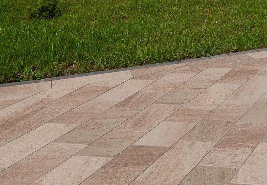 Czym zasypać kostkę brukową, aby uniknąć problemów z wodą?