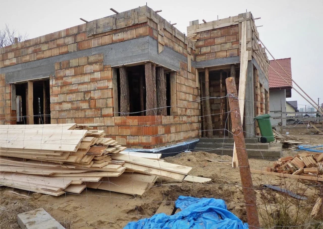 Ile kosztuje budowa domu parterowego 140m2? Sprawdź, co wpływa na cenę