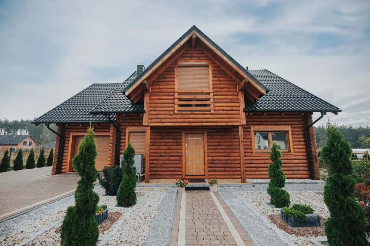 Ile kosztuje budowa domku drewnianego? Sprawdź ukryte wydatki!