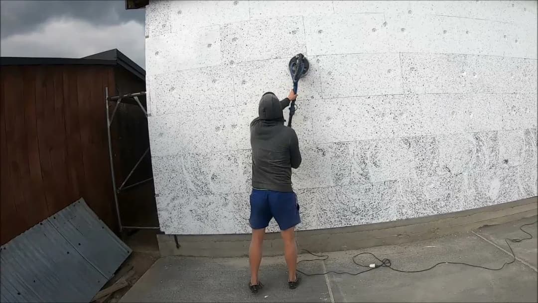 Czym szlifować styropian, aby uzyskać idealnie gładką powierzchnię