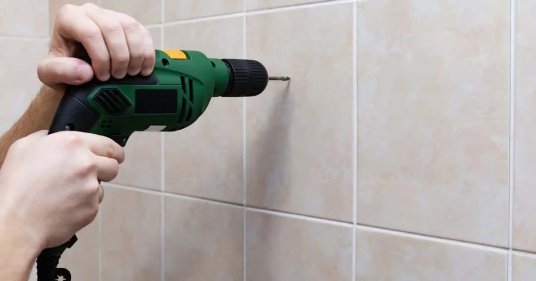 Jakim wiertłem wiercić w kafelkach, by uniknąć uszkodzeń?