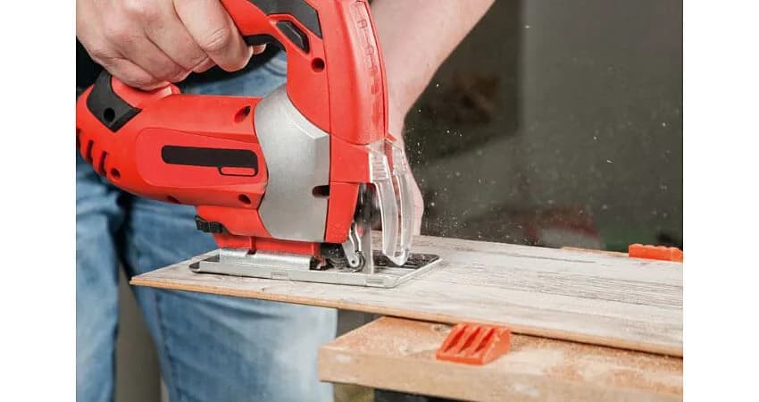 Wyrzynarka czy pilarka – która z nich jest lepsza do precyzyjnego cięcia?