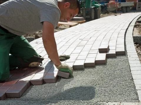 Ile kosztuje podsypka pod kostkę brukową? Sprawdź ceny i uniknij błędów!