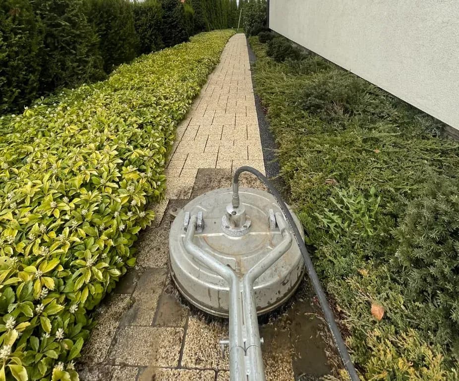 Ile kosztuje mycie kostki brukowej? Sprawdź, co wpływa na cenę