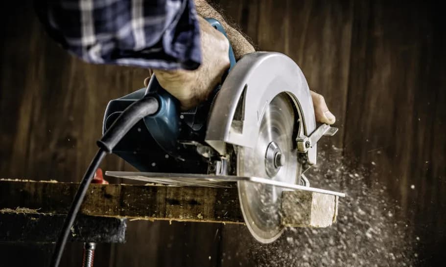 Zagłębiarka a pilarka – kluczowe różnice i kiedy wybrać właściwe narzędzie